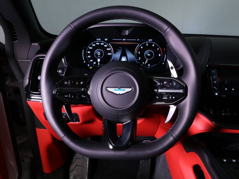 2025 Aston Martin DBX