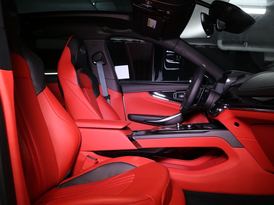 2025 Aston Martin DBX