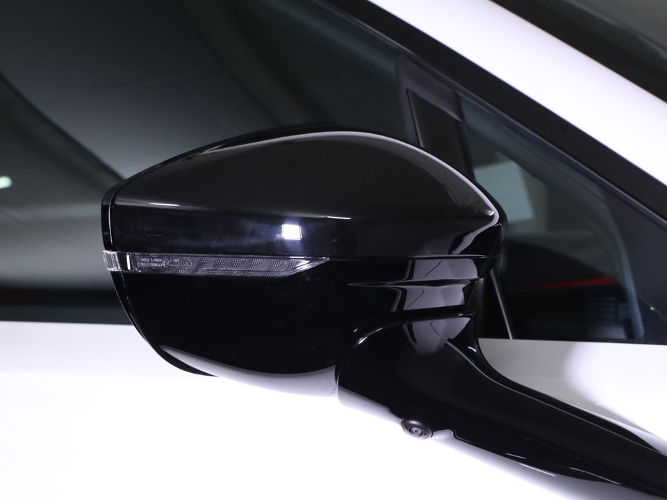 2025 Aston Martin DBX