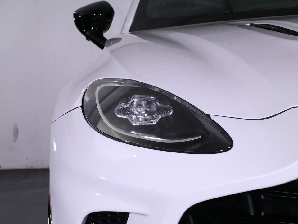 2025 Aston Martin DBX