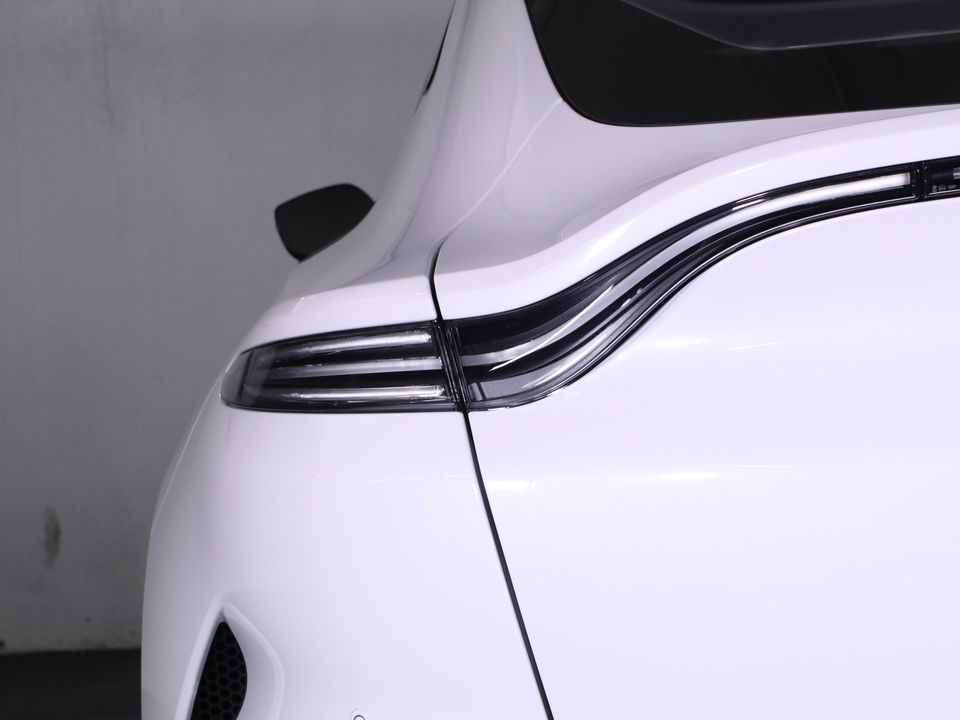 2025 Aston Martin DBX