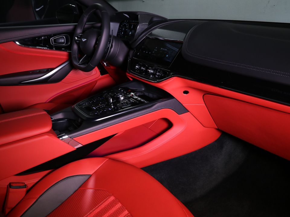 2025 Aston Martin DBX