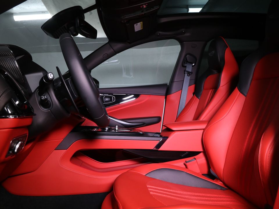 2025 Aston Martin DBX