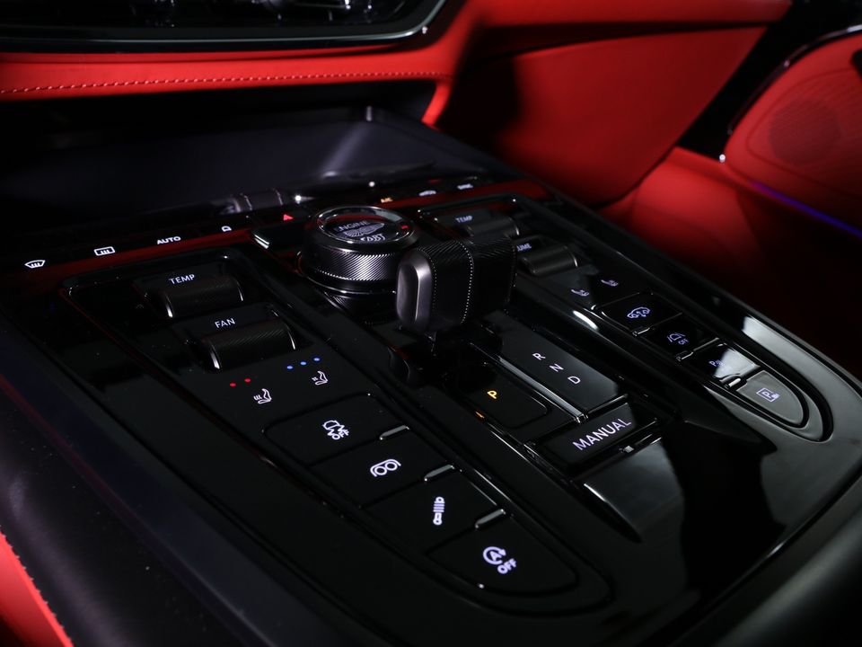 2025 Aston Martin DBX