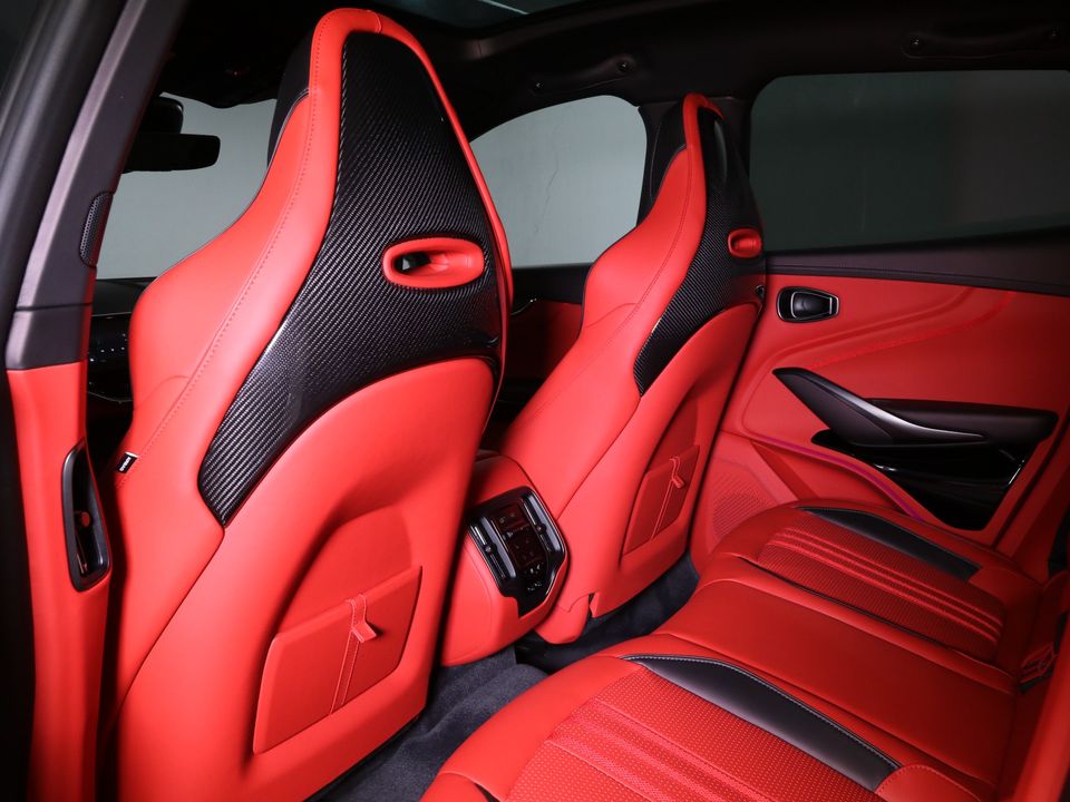 2025 Aston Martin DBX