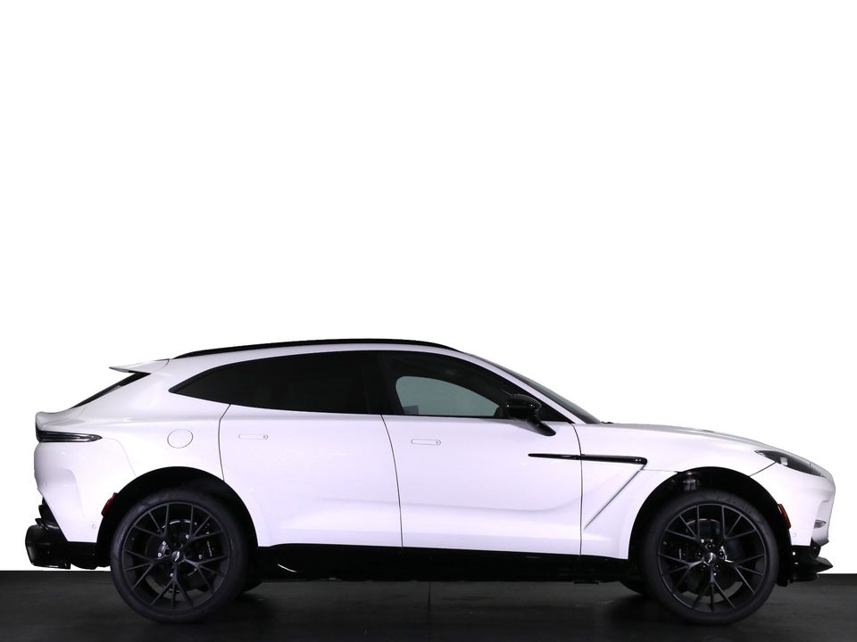 2025 Aston Martin DBX