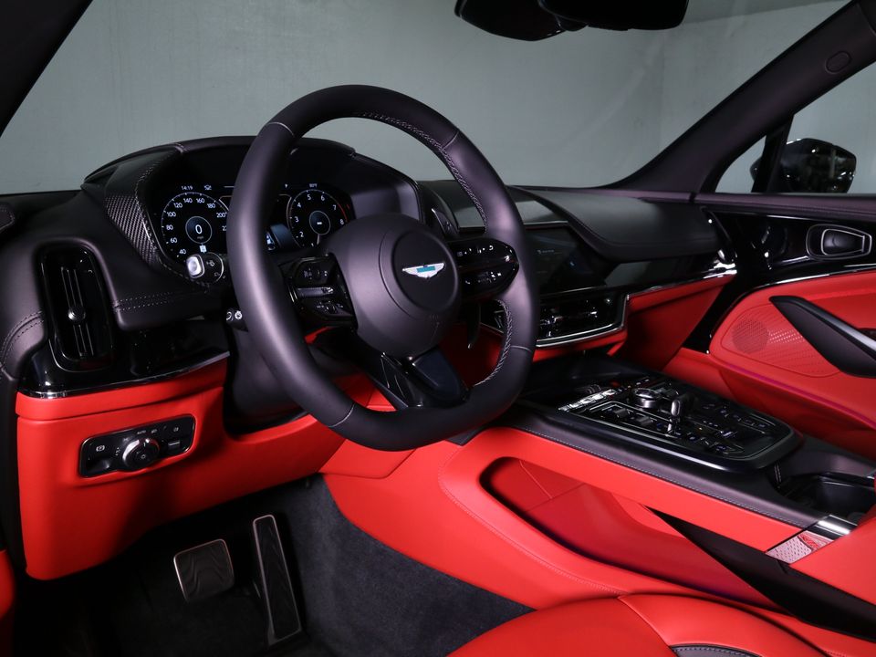 2025 Aston Martin DBX