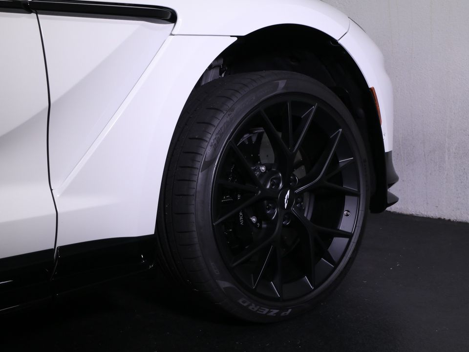 2025 Aston Martin DBX