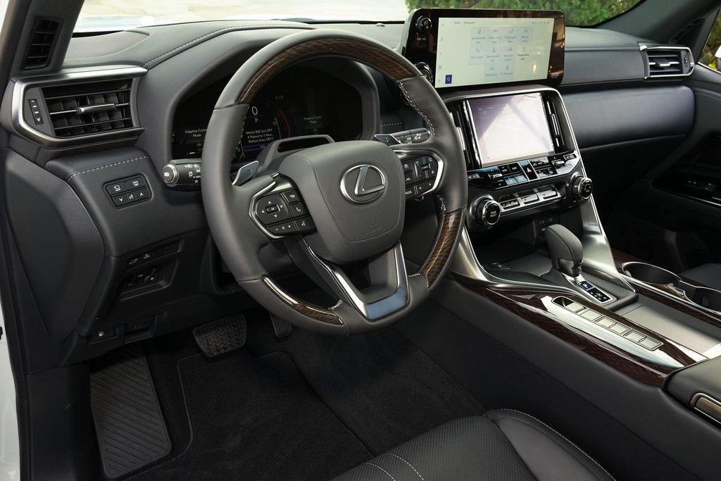 2025 Lexus LX 700h