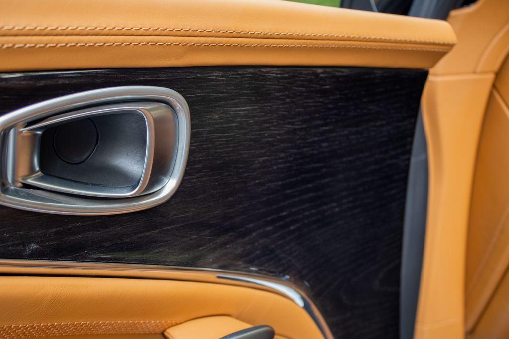 2025 Aston Martin DBX