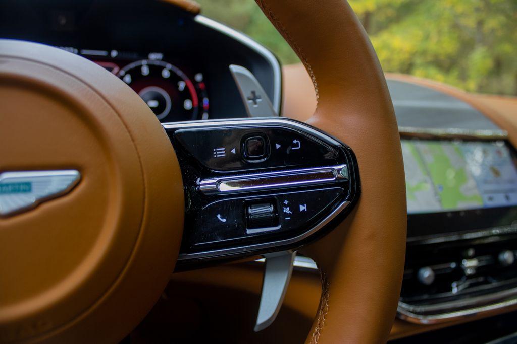 2025 Aston Martin DBX