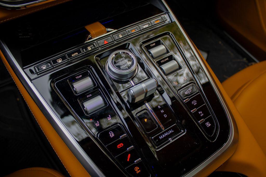 2025 Aston Martin DBX