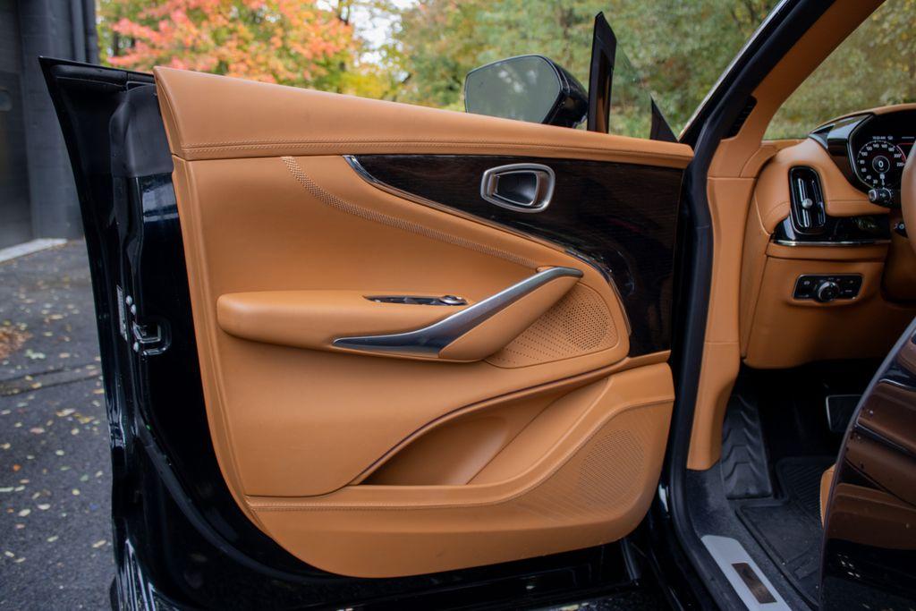 2025 Aston Martin DBX