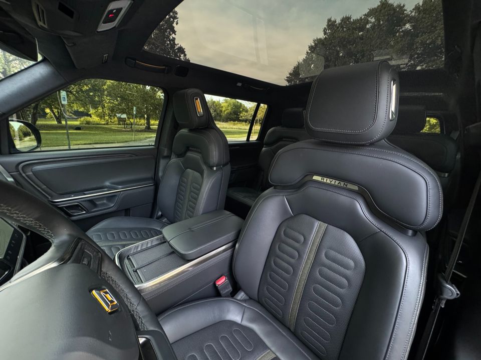 2023 Rivian R1S