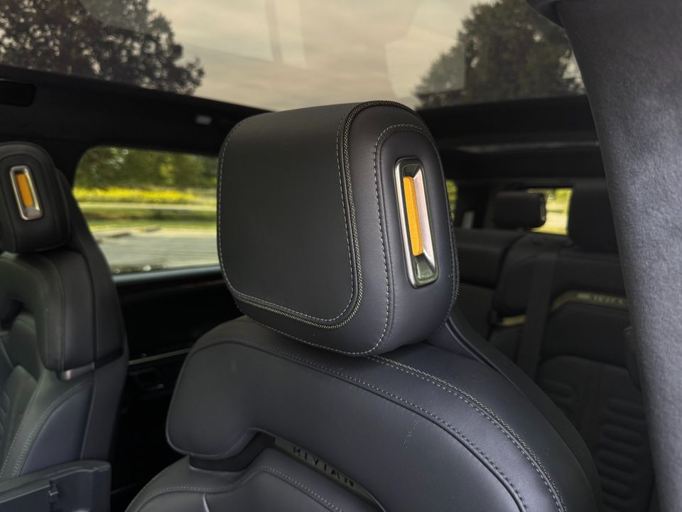 2023 Rivian R1S