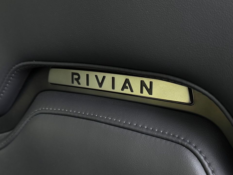 2023 Rivian R1S