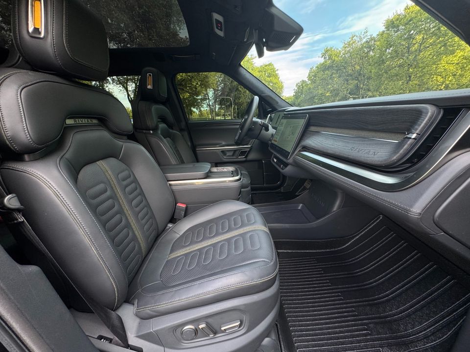 2023 Rivian R1S