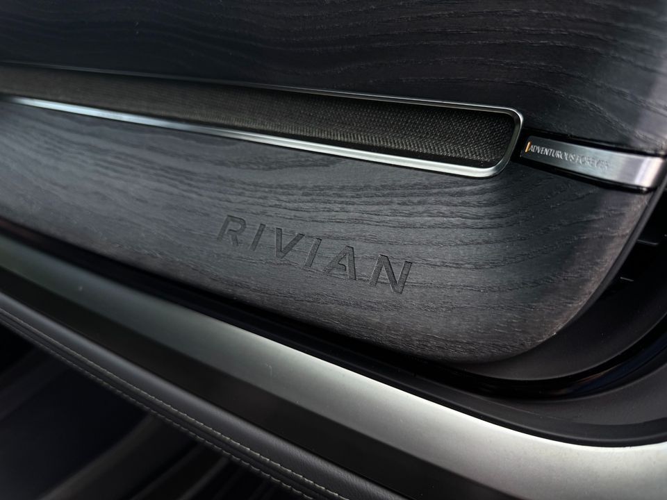 2023 Rivian R1S