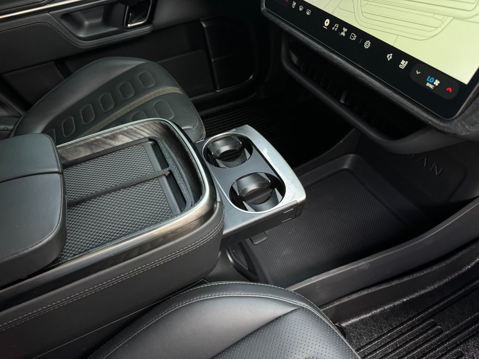 2023 Rivian R1S
