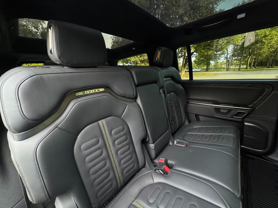 2023 Rivian R1S
