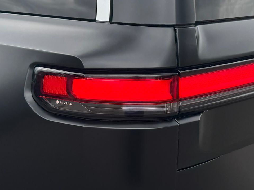 2023 Rivian R1S
