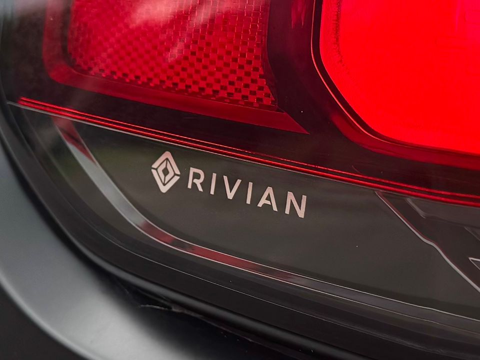 2023 Rivian R1S