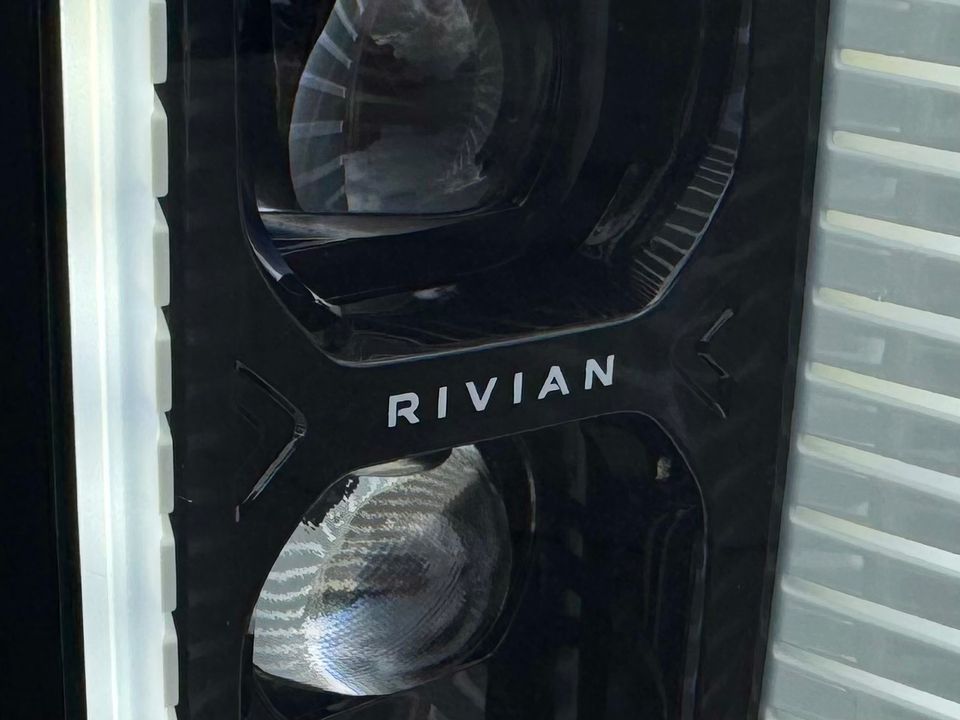 2023 Rivian R1S