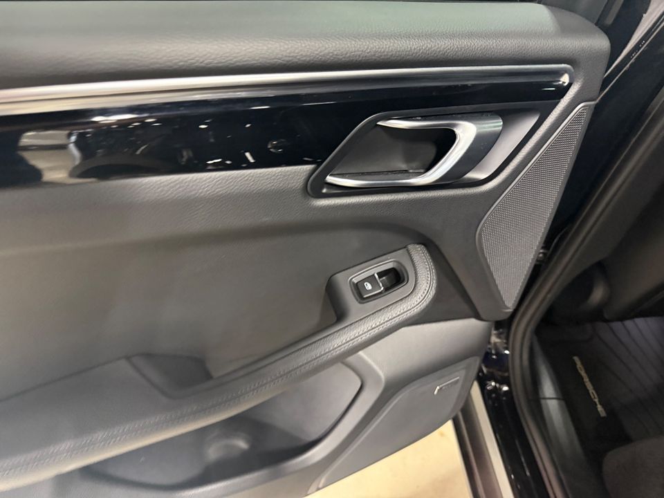 2020 PORSCHE MACAN