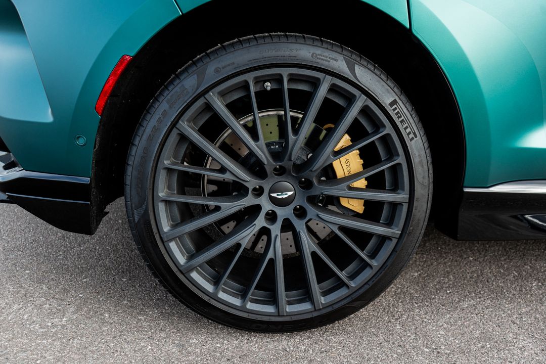 2025 Aston Martin DBX