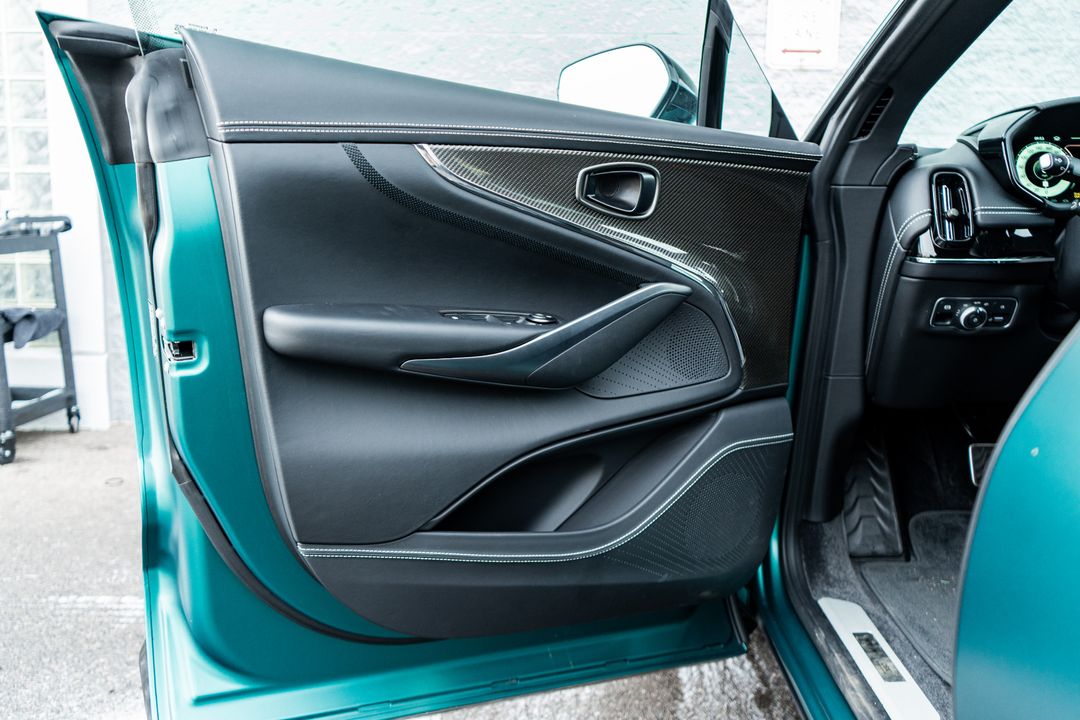 2025 Aston Martin DBX