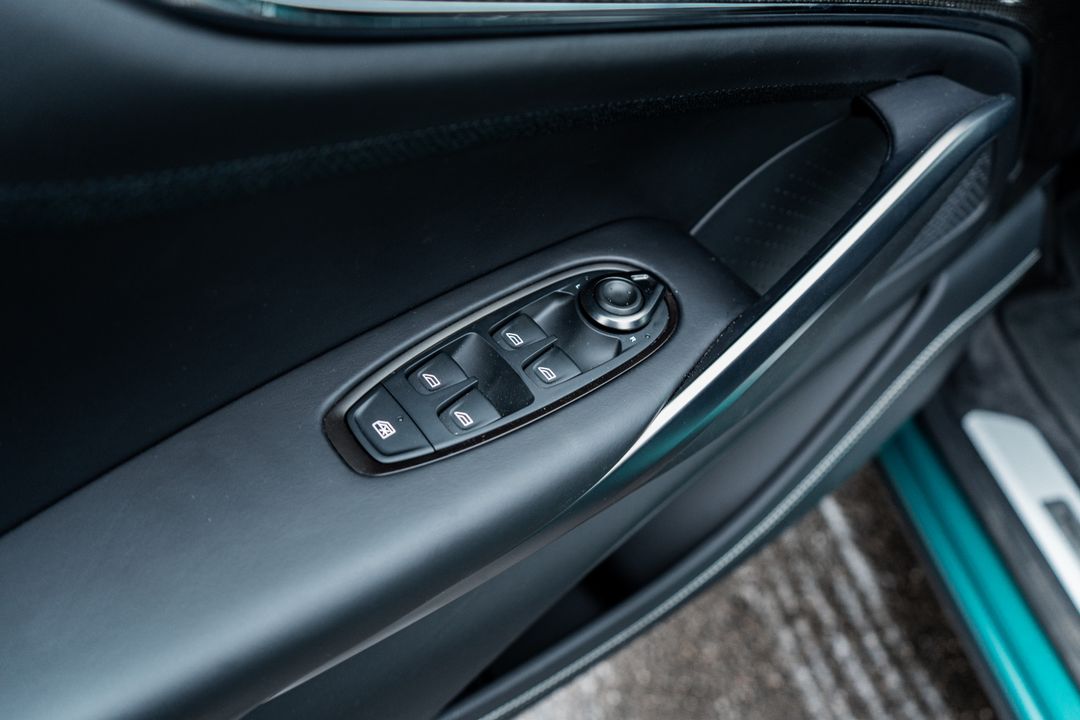 2025 Aston Martin DBX