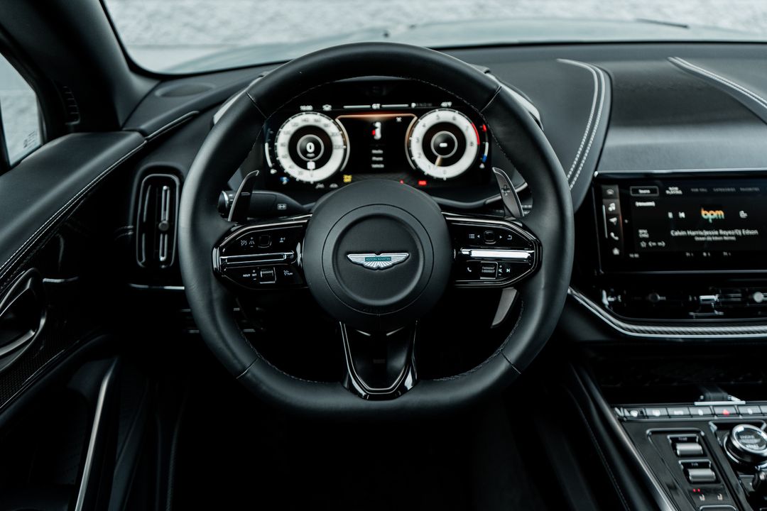 2025 Aston Martin DBX