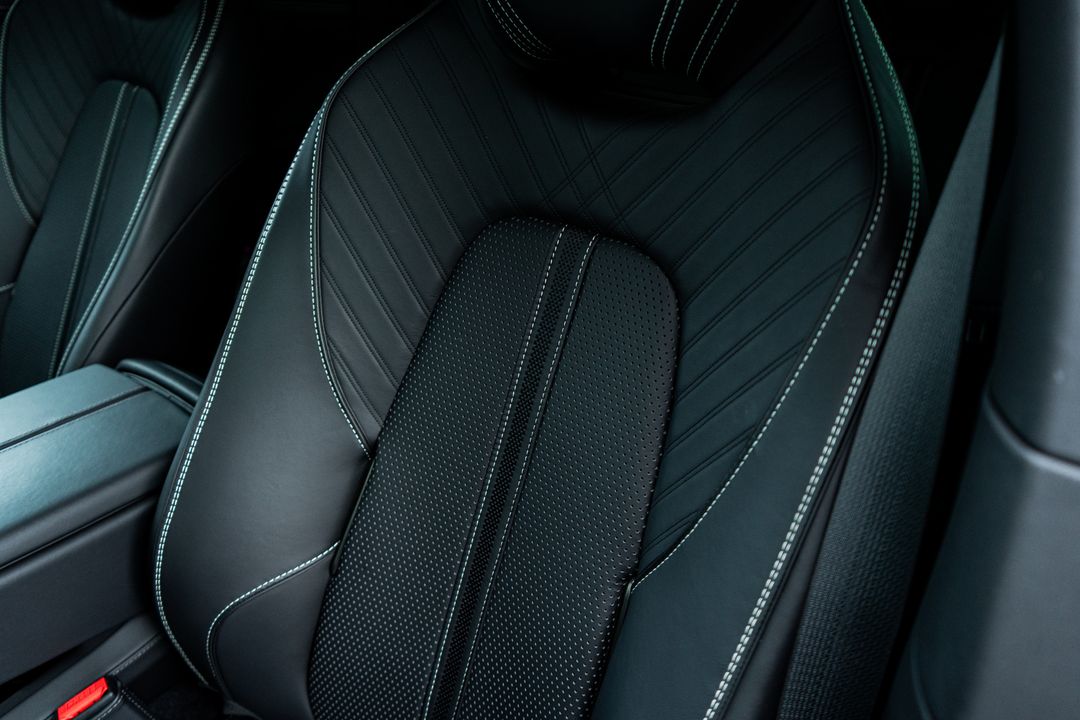 2025 Aston Martin DBX