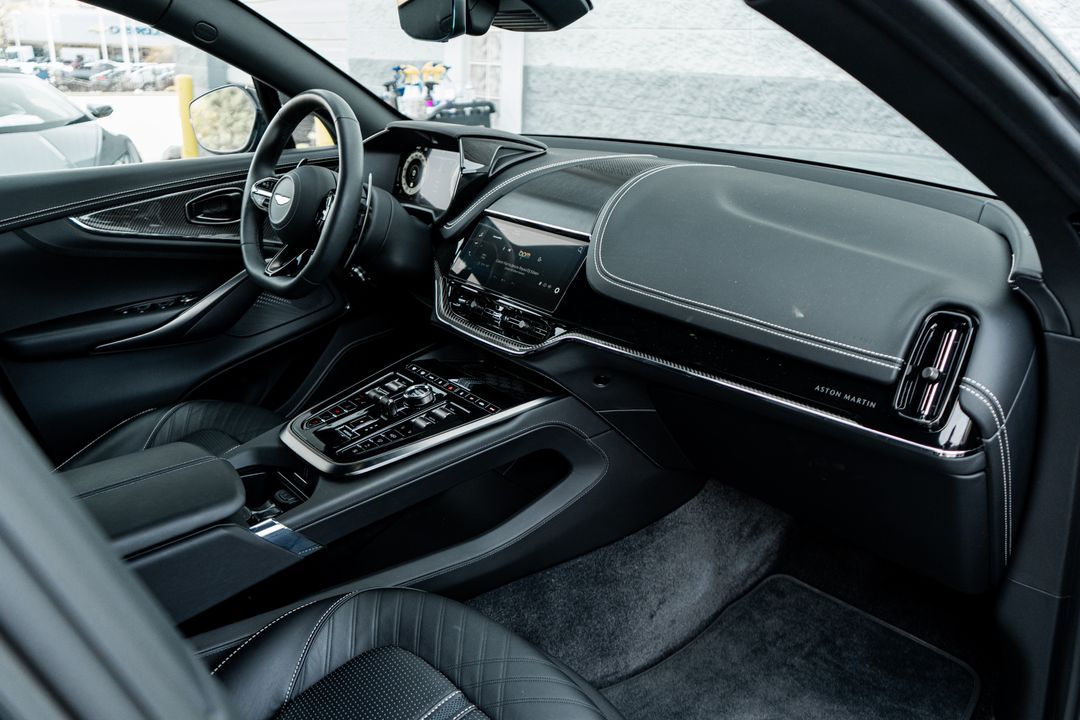 2025 Aston Martin DBX