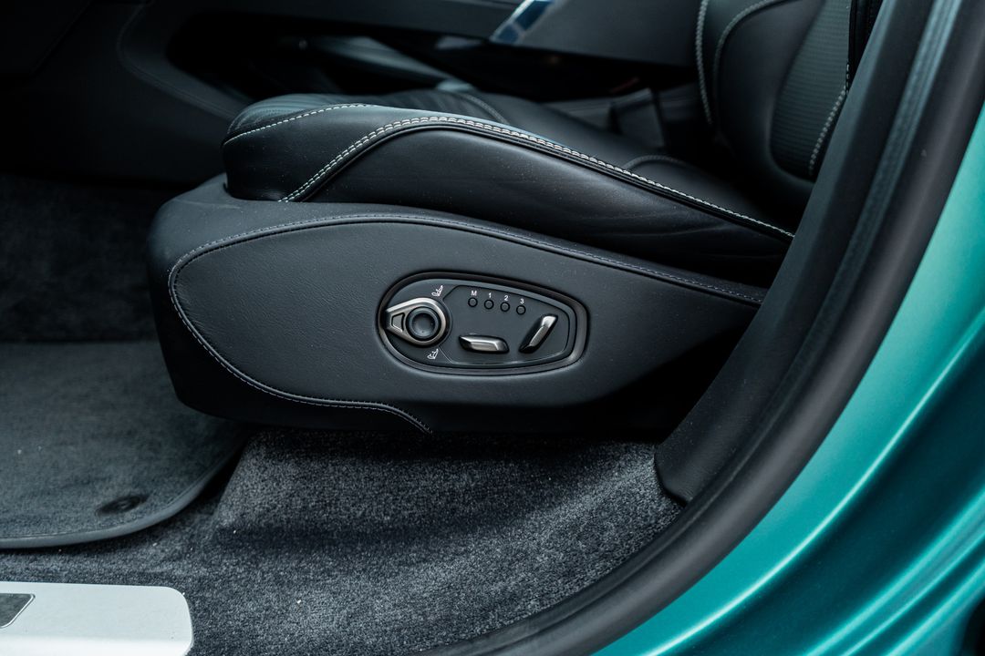 2025 Aston Martin DBX