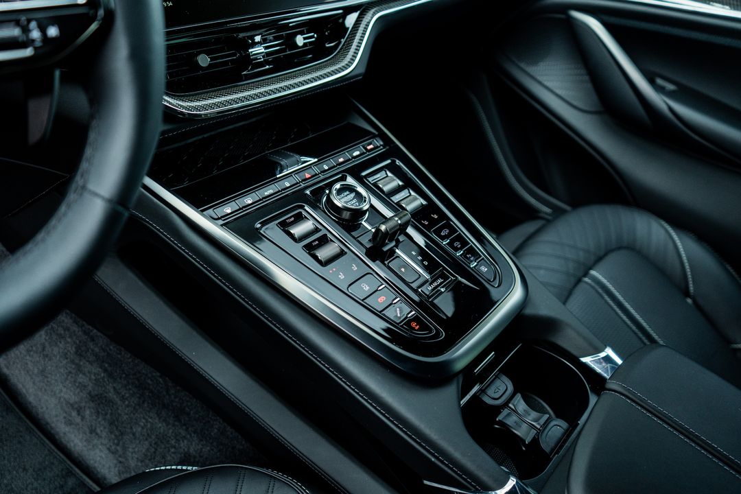 2025 Aston Martin DBX