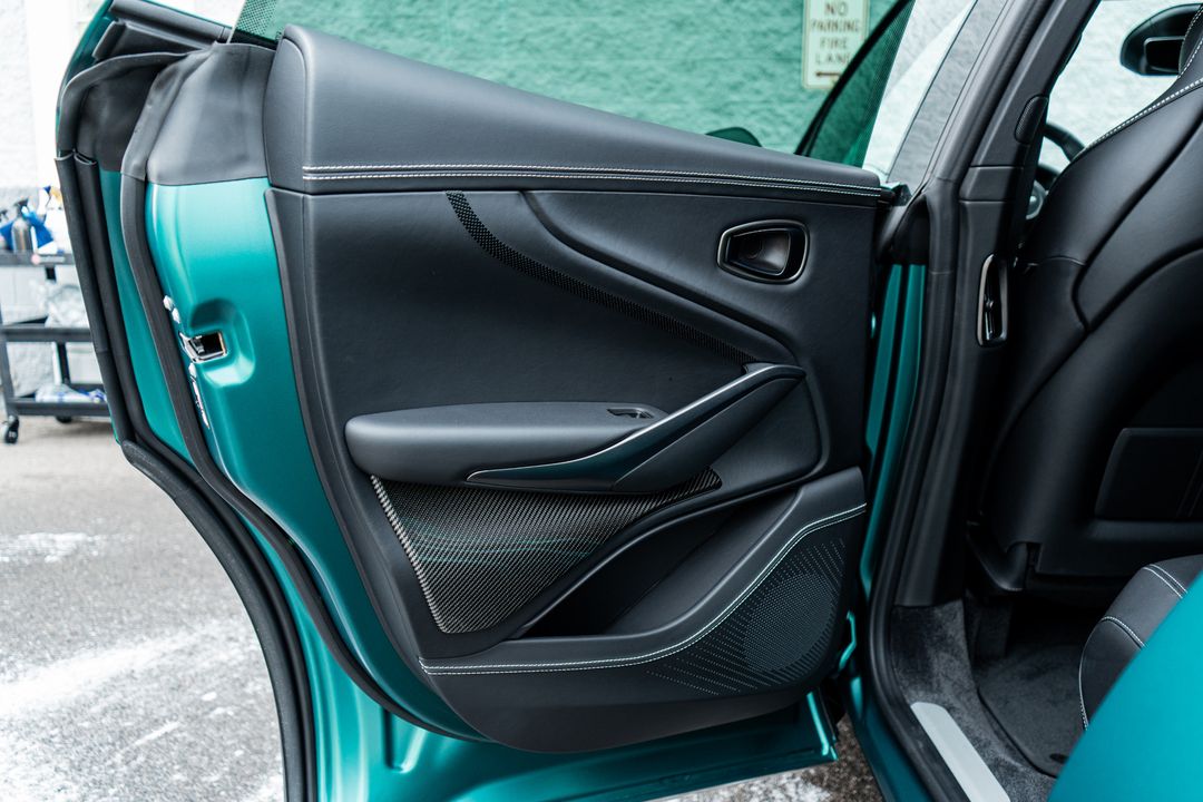 2025 Aston Martin DBX