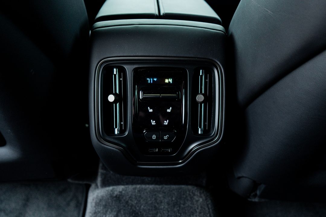 2025 Aston Martin DBX