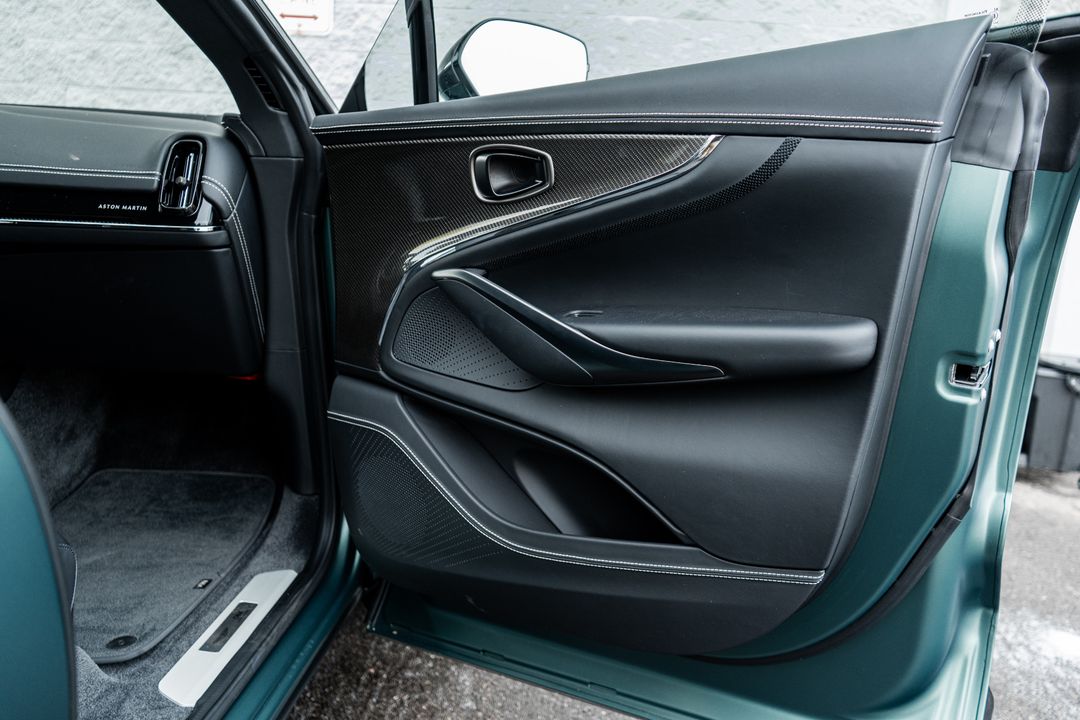 2025 Aston Martin DBX