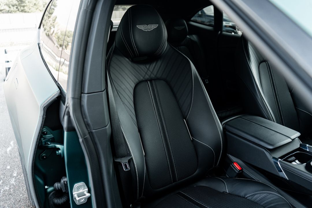 2025 Aston Martin DBX