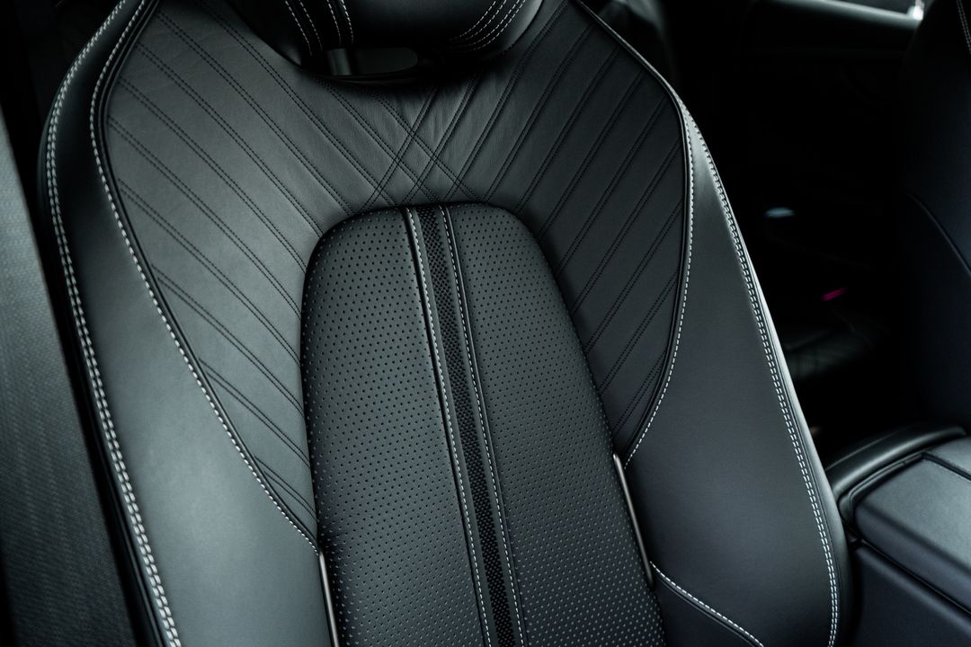 2025 Aston Martin DBX