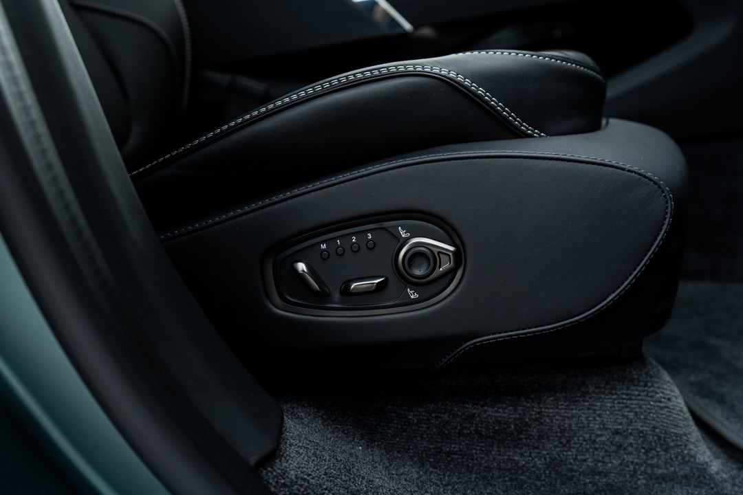 2025 Aston Martin DBX