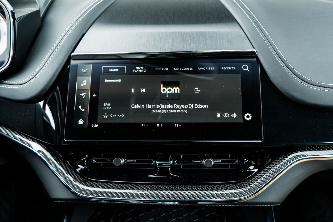 2025 Aston Martin DBX