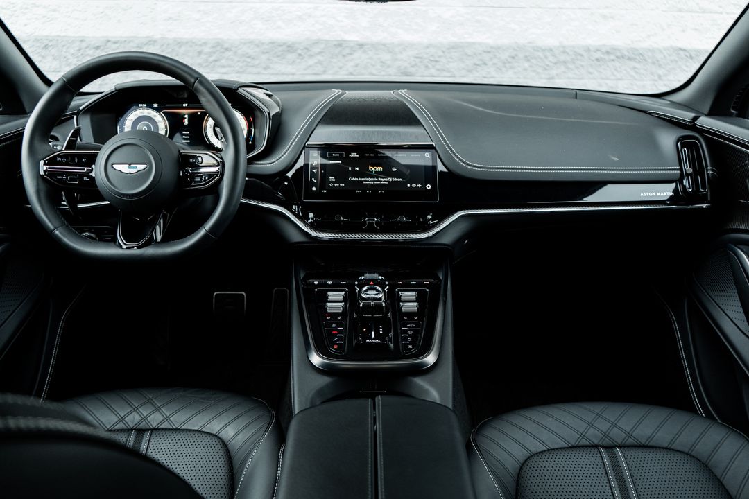 2025 Aston Martin DBX