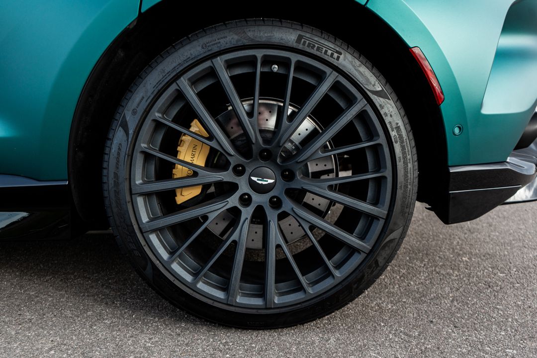 2025 Aston Martin DBX