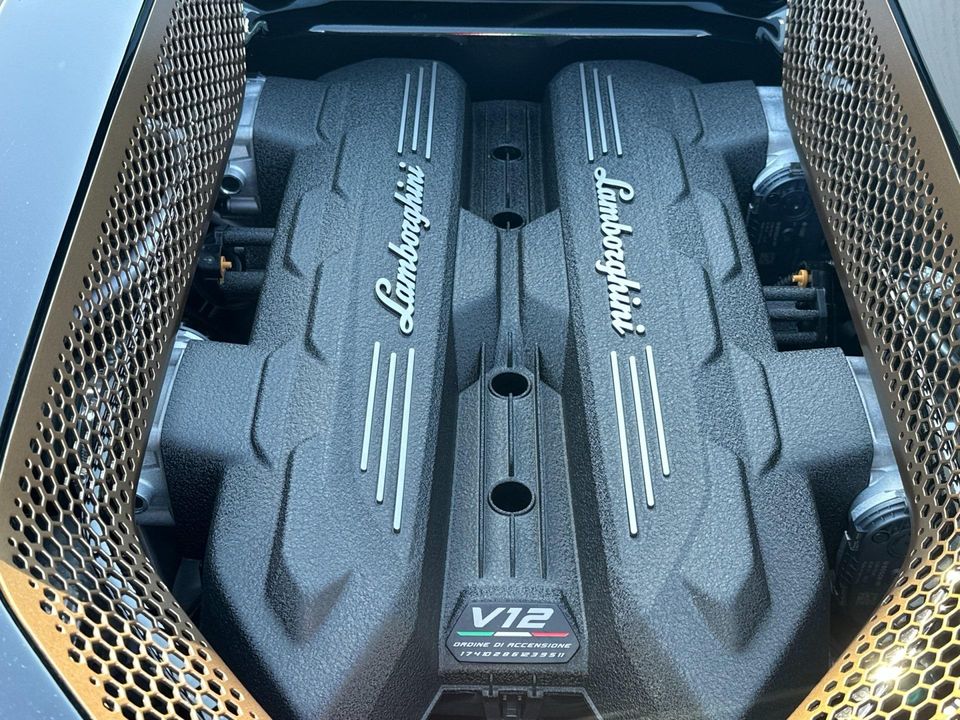 2024 Lamborghini Revuelto