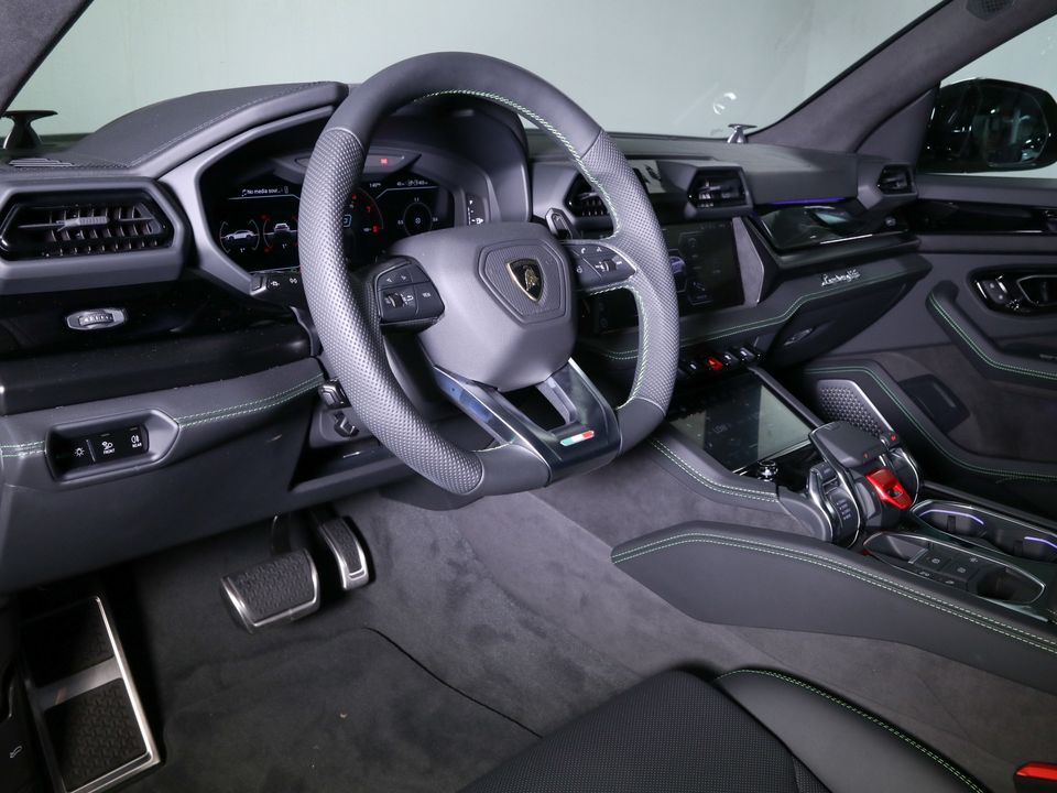 2025 Lamborghini Urus SE