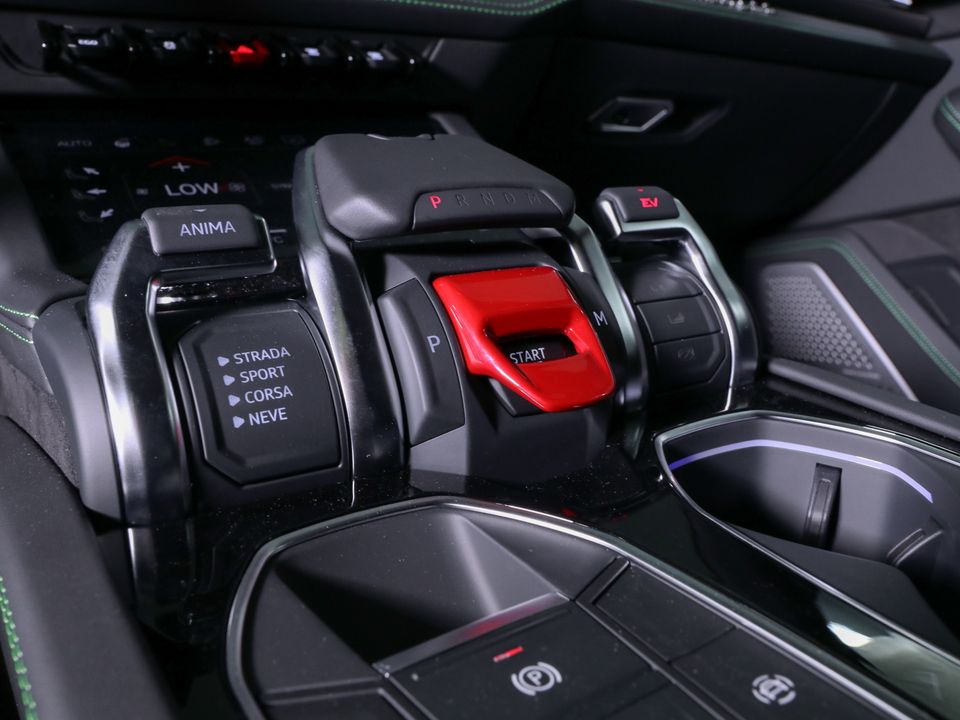 2025 Lamborghini Urus SE