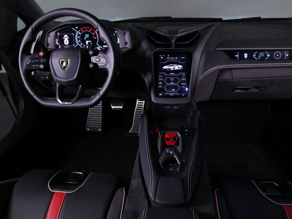 2025 Lamborghini Revuelto