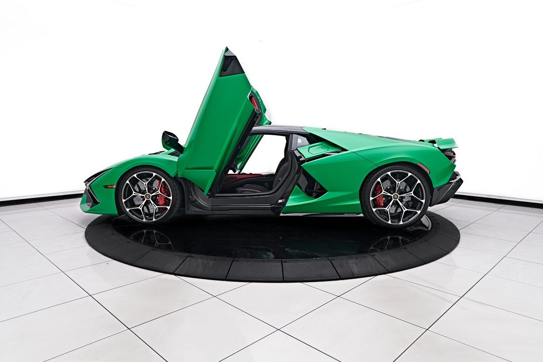 2024 Lamborghini Revuelto